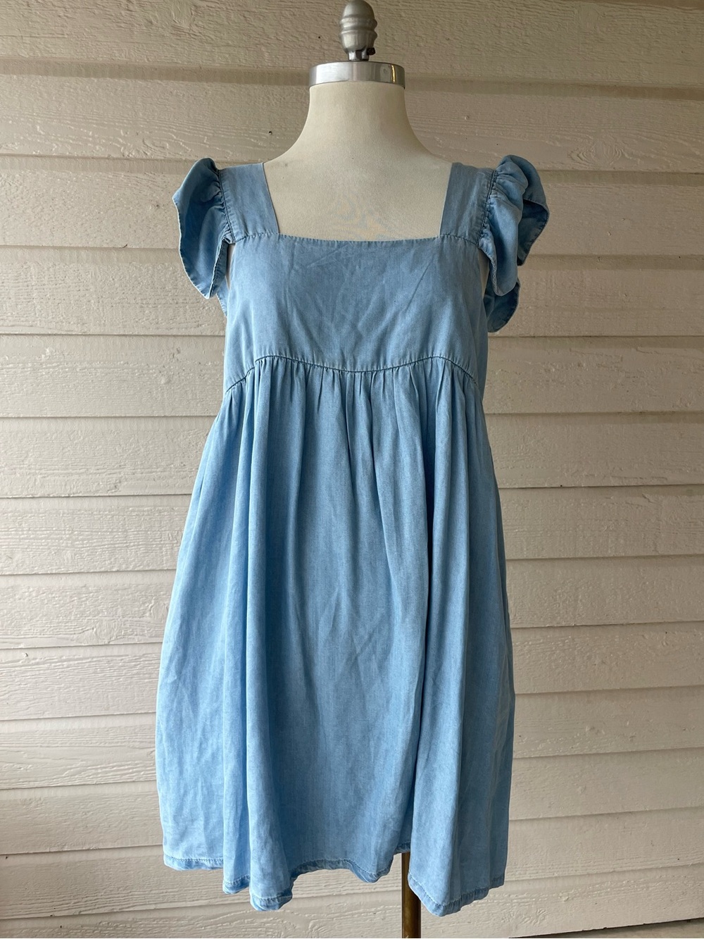 NEW Miou Muse Woman’s Blue Chambray Ruffle Dress with Buttons Size L